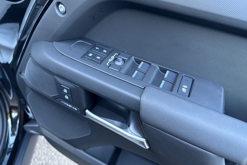  LAND ROVER DEFENDER 3.0 D250 X-Dynamic SE 110 5dr Auto 4916964