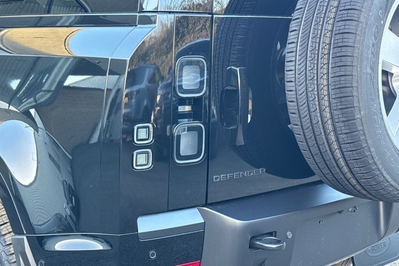  LAND ROVER DEFENDER 3.0 D250 X-Dynamic SE 110 5dr Auto 4916960