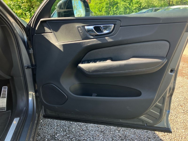 2019 (19) VOLVO XC60 2.0 B4D R DESIGN 5dr AWD Geartronic 3489898