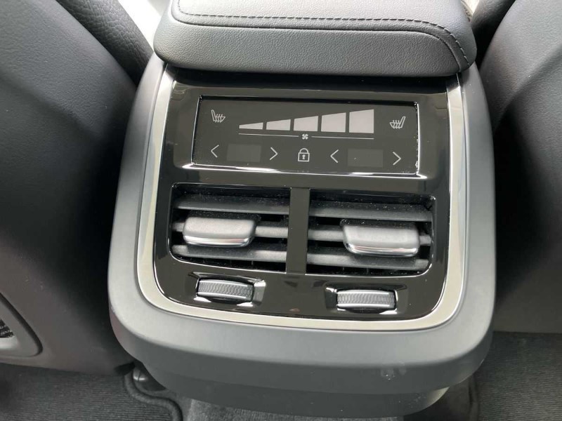 2023 (23) VOLVO XC60 2.0 B4P Plus Dark 5dr Geartronic 3409820