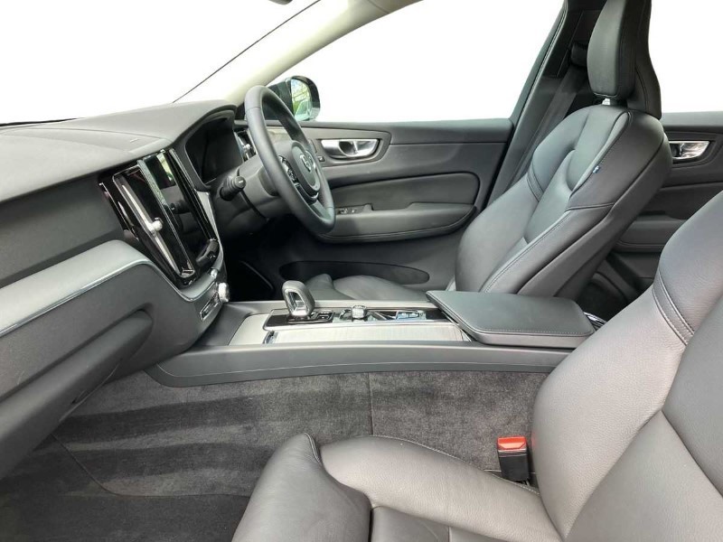 2023 (23) VOLVO XC60 2.0 B4P Plus Dark 5dr Geartronic 3409781