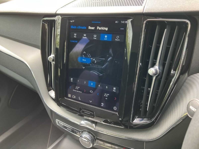 2023 (23) VOLVO XC60 2.0 B4P Plus Dark 5dr Geartronic 3409803