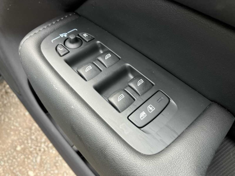 2023 (23) VOLVO XC60 2.0 B4P Plus Dark 5dr Geartronic 3409790