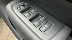 2023 (23) VOLVO XC60 2.0 B4P Plus Dark 5dr Geartronic 3409790