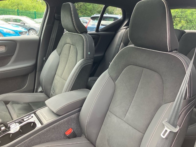 2024 (73) VOLVO XC40 2.0 B4P Ultimate Dark 5dr Auto 3444162
