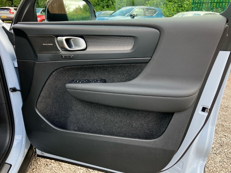 2024 (73) VOLVO XC40 2.0 B4P Ultimate Dark 5dr Auto 3444141