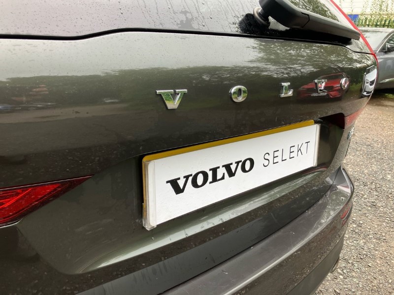 2020 (70) VOLVO XC60 2.0 B5P [250] Momentum 5dr AWD Geartronic 3460297