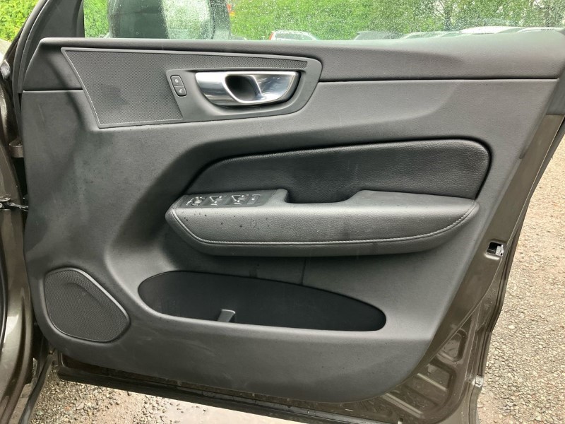 2020 (70) VOLVO XC60 2.0 B5P [250] Momentum 5dr AWD Geartronic 3460264