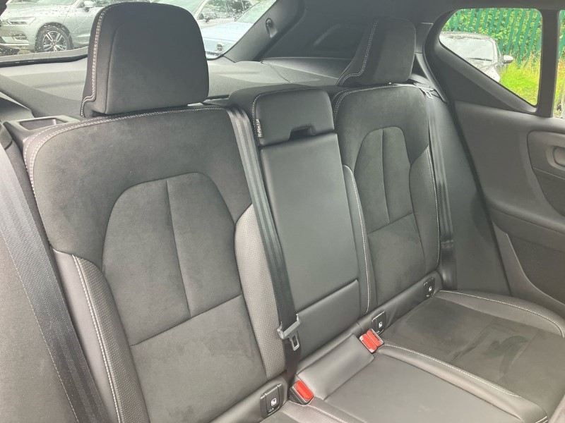 2020 (20) VOLVO XC40 2.0 T4 R DESIGN Pro 5dr Geartronic 3449853