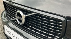 2020 (20) VOLVO XC40 2.0 T4 R DESIGN Pro 5dr Geartronic 3449860