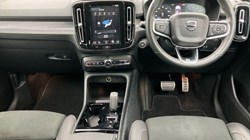 2020 (20) VOLVO XC40 2.0 T4 R DESIGN Pro 5dr Geartronic 3449831
