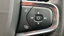 2020 (20) VOLVO XC40 2.0 T4 R DESIGN Pro 5dr Geartronic 3449841