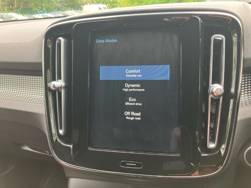 2020 (20) VOLVO XC40 2.0 T4 R DESIGN Pro 5dr Geartronic 3449848