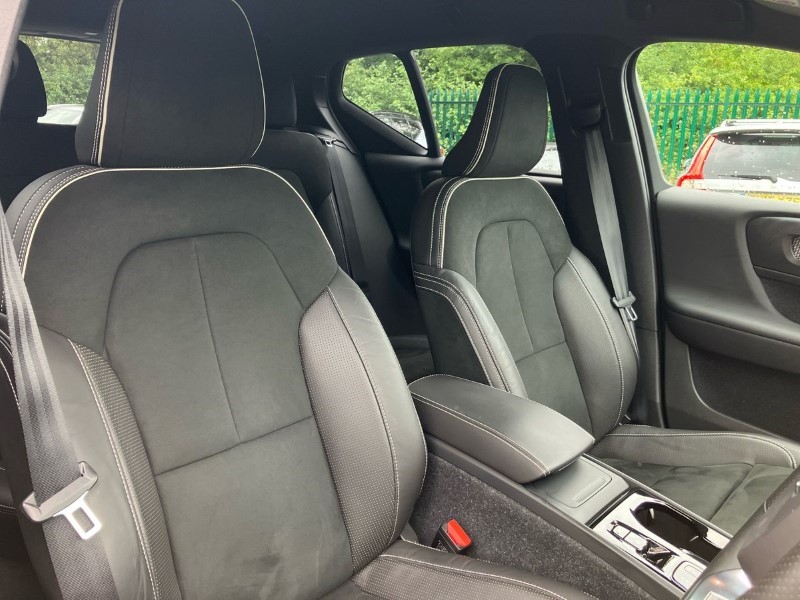 2020 (20) VOLVO XC40 2.0 T4 R DESIGN Pro 5dr Geartronic 3449838