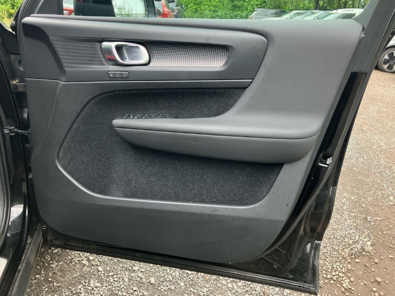 2020 (20) VOLVO XC40 2.0 T4 R DESIGN Pro 5dr Geartronic 3449833