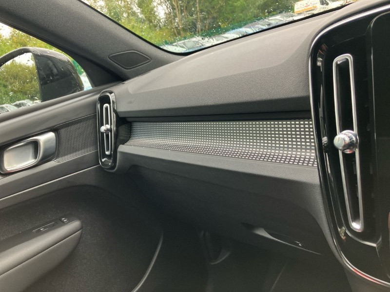 2020 (20) VOLVO XC40 2.0 T4 R DESIGN Pro 5dr Geartronic 3449850