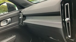 2020 (20) VOLVO XC40 2.0 T4 R DESIGN Pro 5dr Geartronic 3449850
