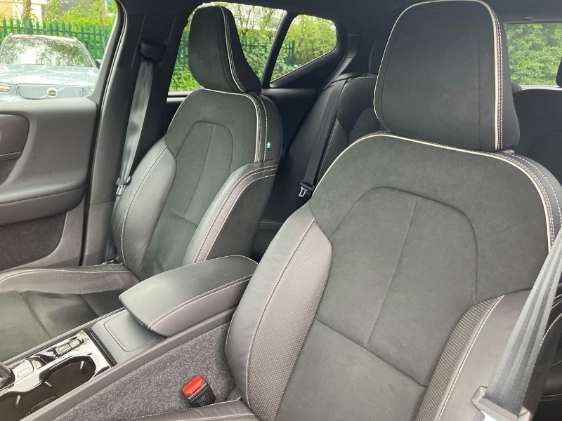 2020 (20) VOLVO XC40 2.0 T4 R DESIGN Pro 5dr Geartronic 3449854