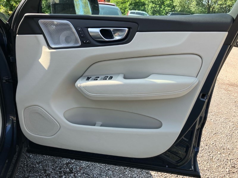 2023 (73) VOLVO XC60 2.0 B5P Ultimate Dark 5dr AWD Geartronic 3457694