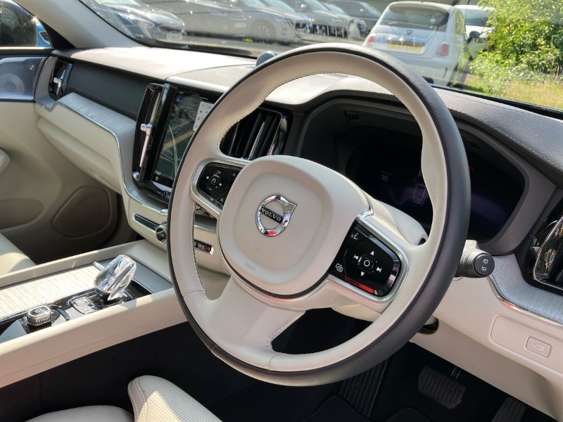 2023 (73) VOLVO XC60 2.0 B5P Ultimate Dark 5dr AWD Geartronic 3457693