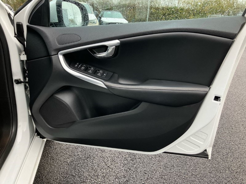 2014 (64) VOLVO V40 D2 R DESIGN 5dr 3636764