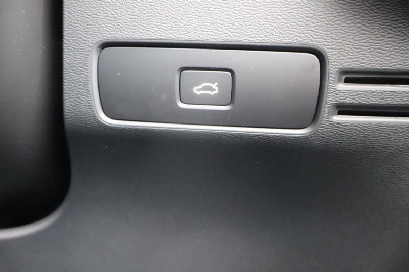 2024 (74) VOLVO XC40 2.0 B4P Plus Dark 5dr Auto *VAT QUALIFYING* 3799844