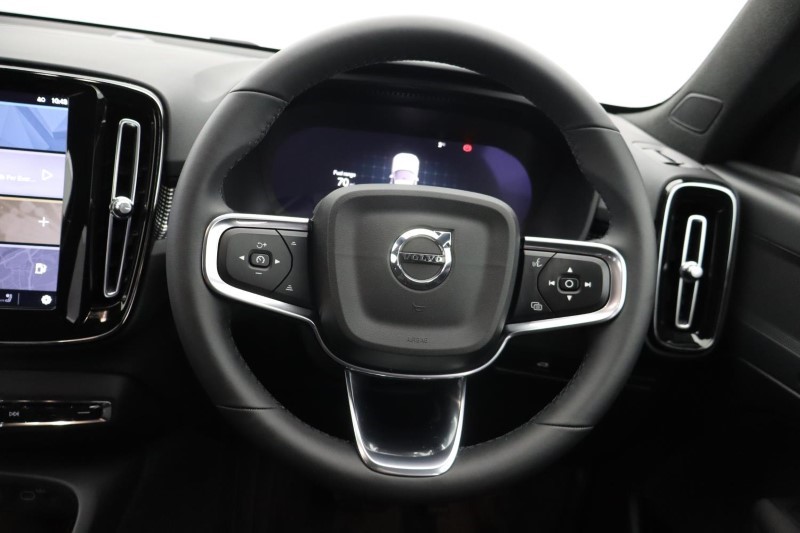 2024 (74) VOLVO XC40 2.0 B4P Plus Dark 5dr Auto *VAT QUALIFYING* 3799829