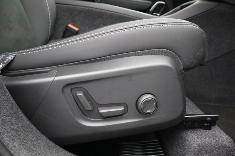 2024 (74) VOLVO XC40 2.0 B4P Plus Dark 5dr Auto *VAT QUALIFYING* 3799822