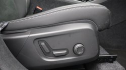 2024 (74) VOLVO XC40 2.0 B4P Plus Dark 5dr Auto *VAT QUALIFYING* 3799822