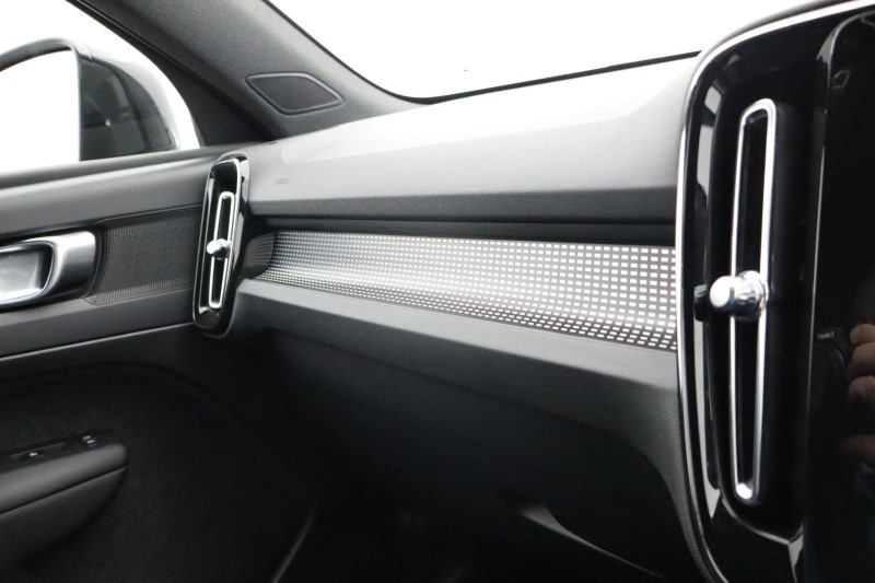 2024 (74) VOLVO XC40 2.0 B4P Plus Dark 5dr Auto *VAT QUALIFYING* 3799846