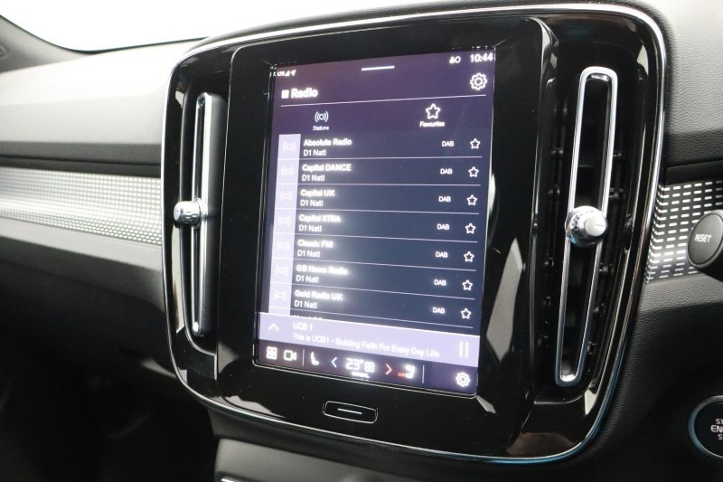 2024 (74) VOLVO XC40 2.0 B4P Plus Dark 5dr Auto *VAT QUALIFYING* 3799838