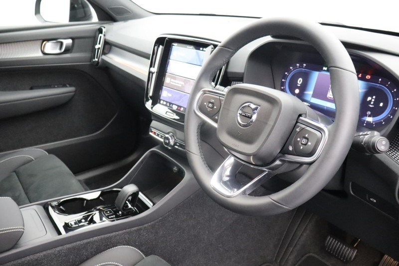 2024 (74) VOLVO XC40 2.0 B4P Plus Dark 5dr Auto *VAT QUALIFYING* 3799847
