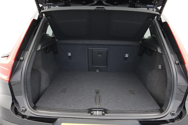 2024 (74) VOLVO XC40 2.0 B4P Plus Dark 5dr Auto *VAT QUALIFYING* 3799808