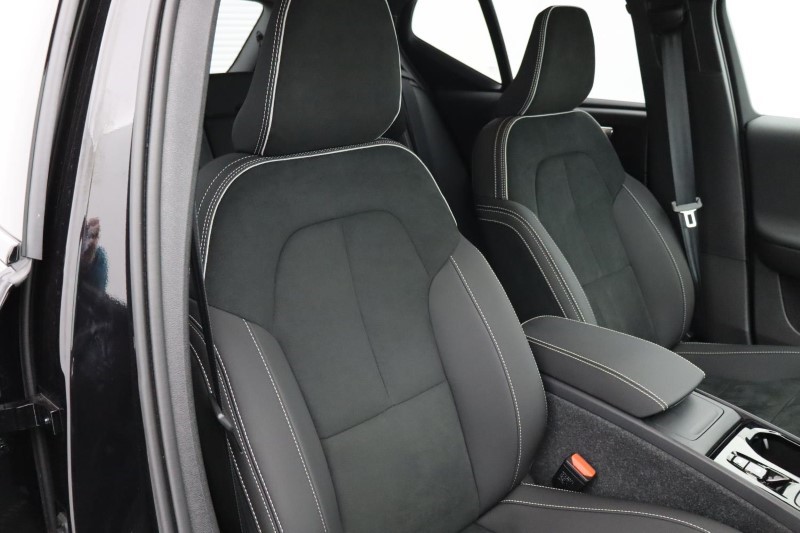 2024 (74) VOLVO XC40 2.0 B4P Plus Dark 5dr Auto *VAT QUALIFYING* 3799824