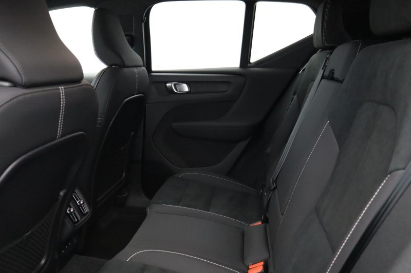 2024 (74) VOLVO XC40 2.0 B4P Plus Dark 5dr Auto *VAT QUALIFYING* 3799801