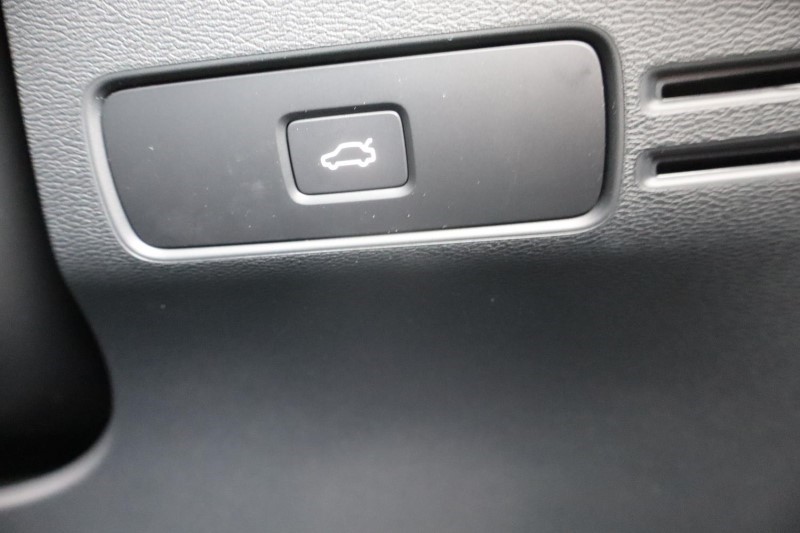 2024 (74) VOLVO XC40 2.0 B4P Plus Dark 5dr Auto *VAT QUALIFYING* 3799843