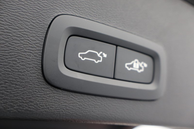 2024 (74) VOLVO XC40 2.0 B4P Plus Dark 5dr Auto *VAT QUALIFYING* 3799809