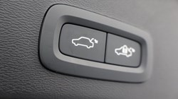 2024 (74) VOLVO XC40 2.0 B4P Plus Dark 5dr Auto *VAT QUALIFYING* 3799809