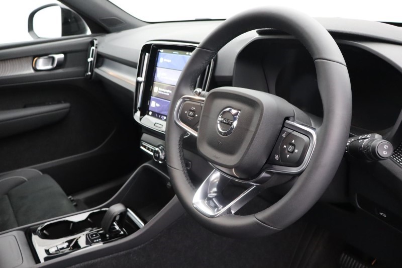 2024 (74) VOLVO XC40 2.0 B4P Plus Dark 5dr Auto *VAT QUALIFYING* 3799825