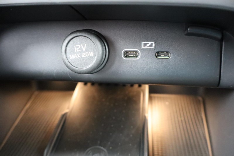 2024 (74) VOLVO XC40 2.0 B4P Plus Dark 5dr Auto *VAT QUALIFYING* 3799842