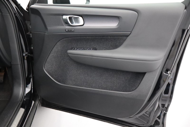 2024 (74) VOLVO XC40 2.0 B4P Plus Dark 5dr Auto *VAT QUALIFYING* 3799818