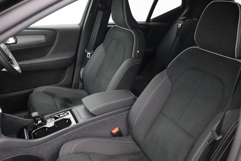 2024 (74) VOLVO XC40 2.0 B4P Plus Dark 5dr Auto *VAT QUALIFYING* 3799815