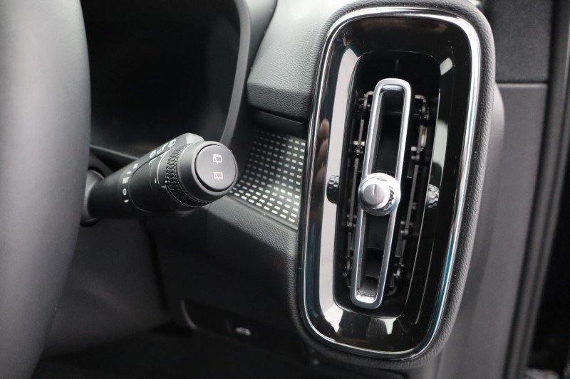 2024 (74) VOLVO XC40 2.0 B4P Plus Dark 5dr Auto *VAT QUALIFYING* 3799826