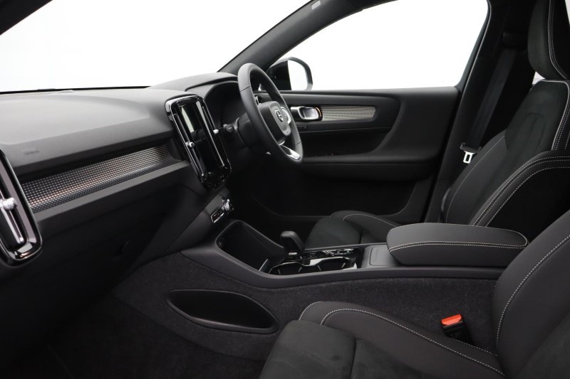 2024 (74) VOLVO XC40 2.0 B4P Plus Dark 5dr Auto *VAT QUALIFYING* 3799800