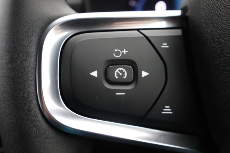 2024 (74) VOLVO XC40 2.0 B4P Plus Dark 5dr Auto *VAT QUALIFYING* 3799832