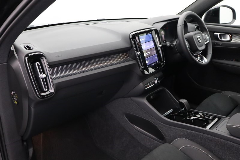 2024 (74) VOLVO XC40 2.0 B4P Plus Dark 5dr Auto *VAT QUALIFYING* 3799831