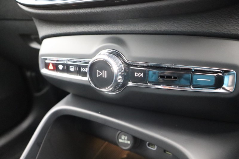 2024 (74) VOLVO XC40 2.0 B4P Plus Dark 5dr Auto *VAT QUALIFYING* 3799841