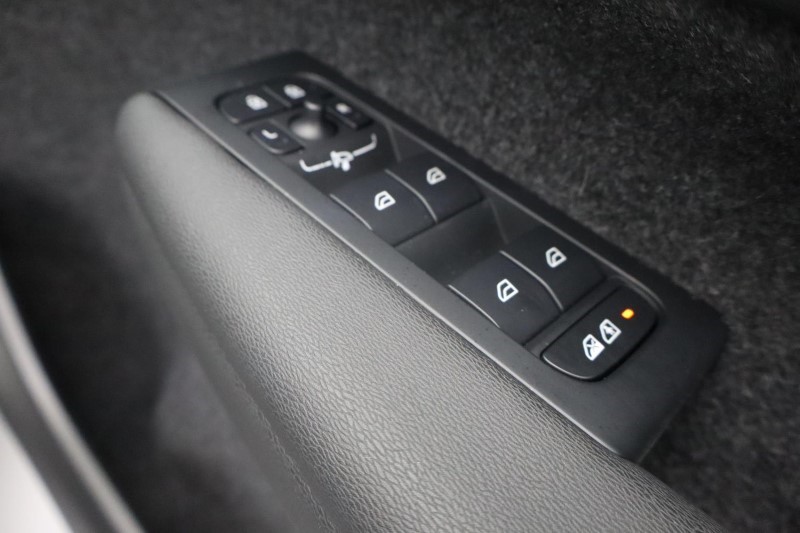 2024 (74) VOLVO XC40 2.0 B4P Plus Dark 5dr Auto *VAT QUALIFYING* 3799819