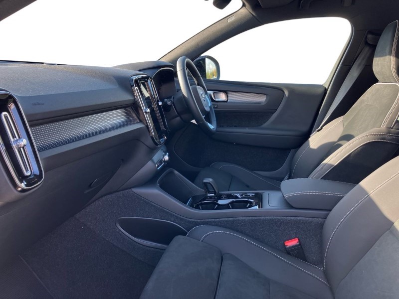 2024 (73) VOLVO XC40 2.0 B4P Plus Dark 5dr Auto 3571174