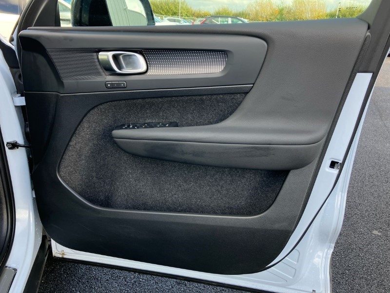 2024 (73) VOLVO XC40 2.0 B4P Plus Dark 5dr Auto 3571182